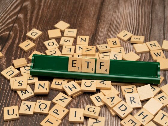 ETFs sind eine praktische Möglichkeit, als Unternehmen in Börsenindizes zu investieren.